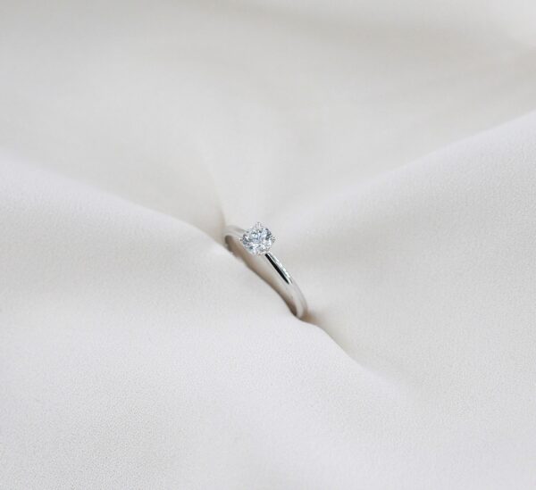 Anel Solitário Ouro Branco 9Kt