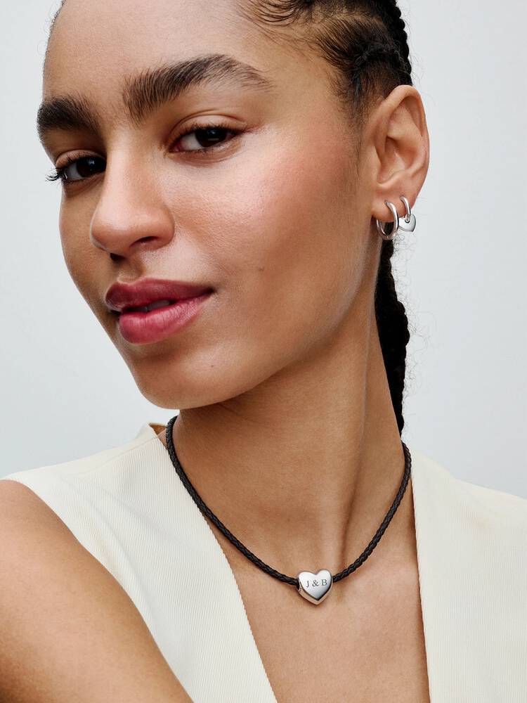 Q324_E_PDP_MODEL_STYLED_02_Engraved_JB_1x1_RGB