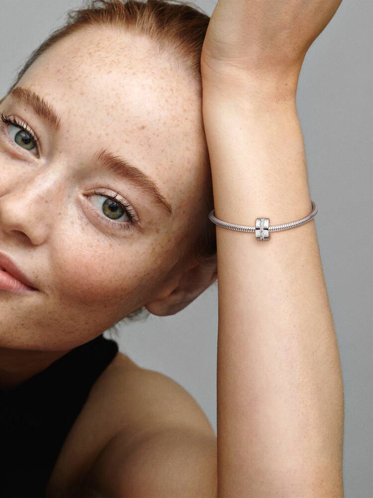 791972CZ_ABC123_MODEL_eCOM_01_RGB