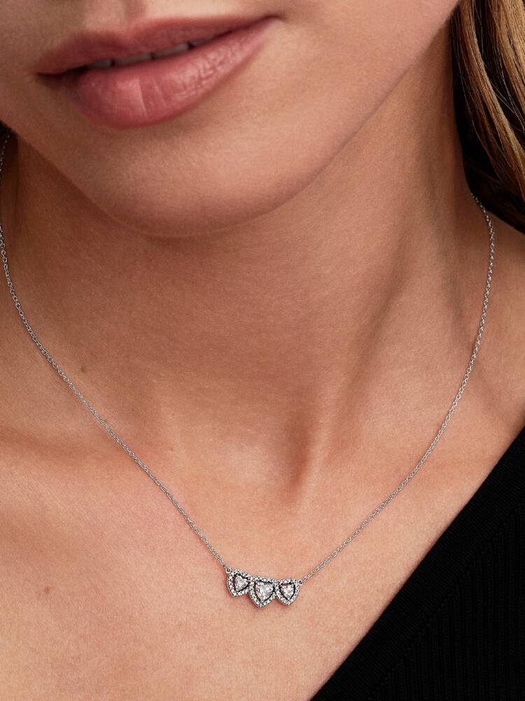 2026Q1A_collection_timeless_go_con_ic_pdp_model_single_07_1x1_RGB_necklace