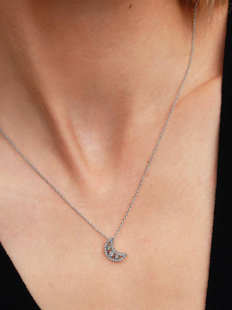 2025Q4G_collection_moments_go_ac_tp_pdp_model_single_08_1x1_RGB_necklace