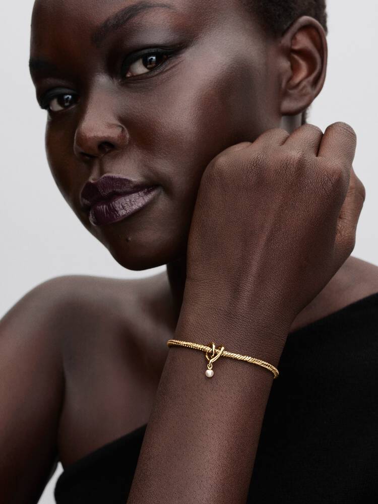 2025Q4G_collection_moments_go_ac_tp_pdp_model_single_24_1x1_RGB