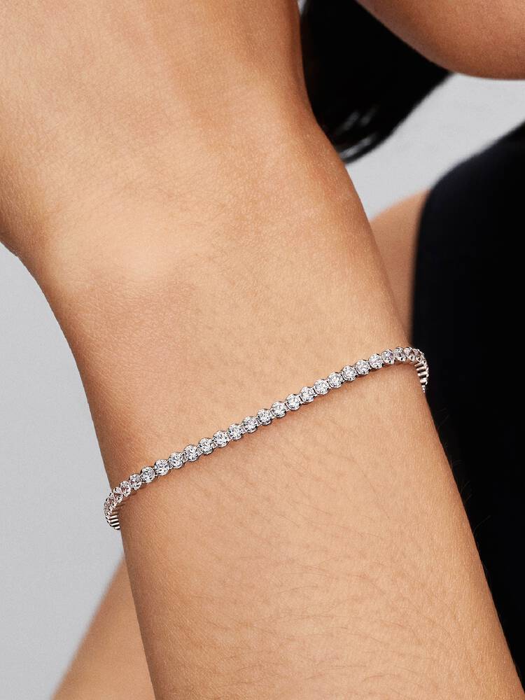 2025Q4G_collection_timeless_go_ac_tp_pdp_model_single_23_1x1_RGB_bracelet
