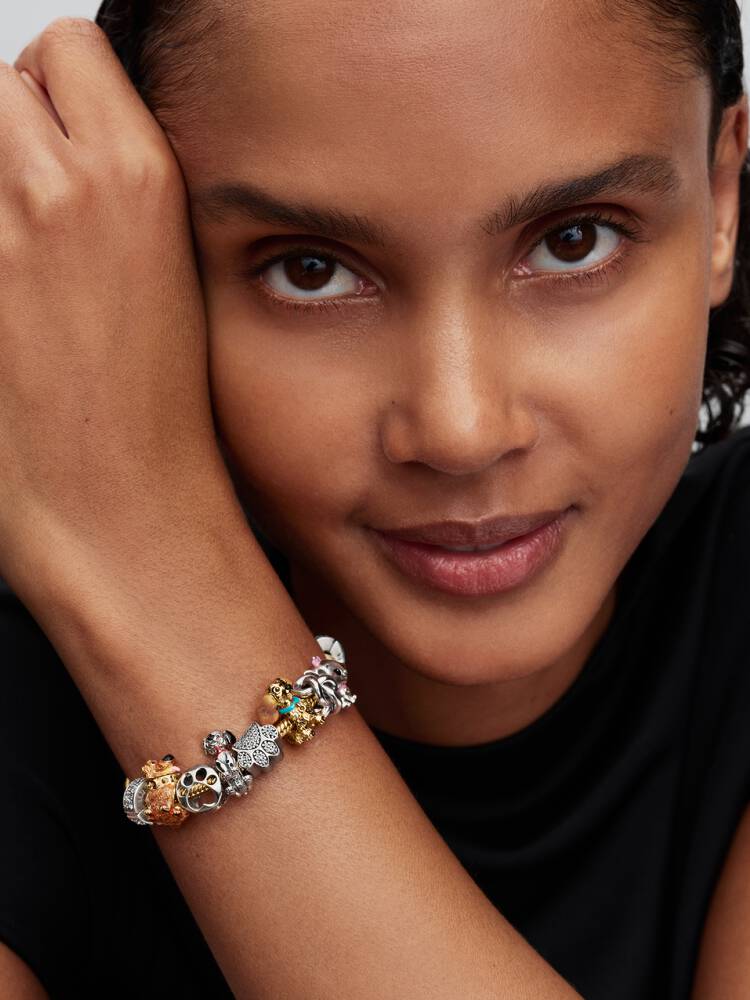 2026Q2C_collection_disney_go_con_ic_pdp_model_styled_04_RGB_1x1