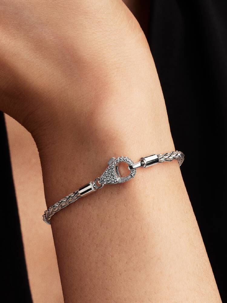 2026Q2C_collection_moments_go_con_ic_pdp_premd_model_single_22_RGB_1x1_bracelet