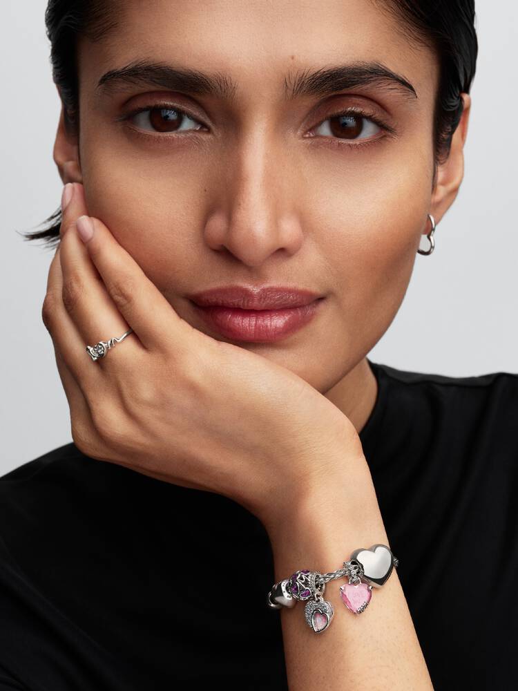 2026Q2C_collection_moments_go_con_ic_pdp_premd_model_styled_09_RGB_1x1