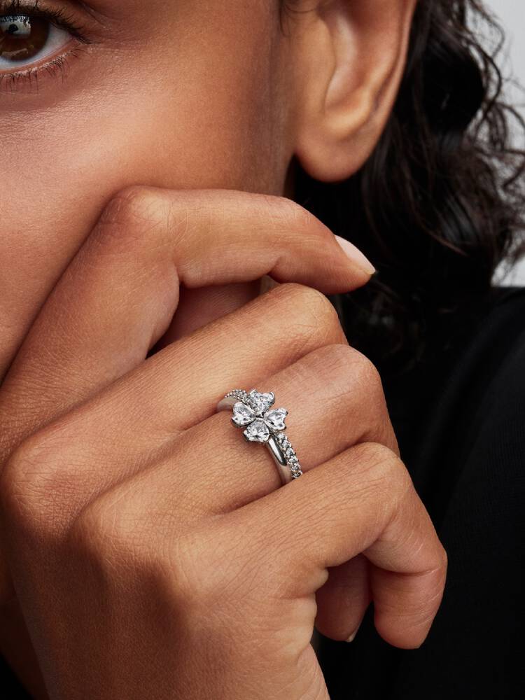 2026Q2C_collection_timeless_go_con_ic_pdp_premd_model_single_10_RGB_1x1_ring