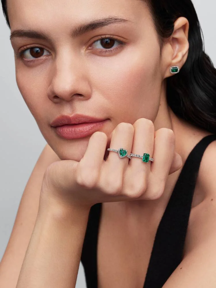 2026Q2C_collection_timeless_go_con_ic_pdp_premd_model_styled_07_RGB_1x1