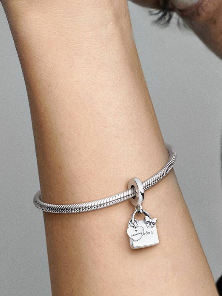 799536C00_ABC123_MODEL_eCOM_01_RGB_charm