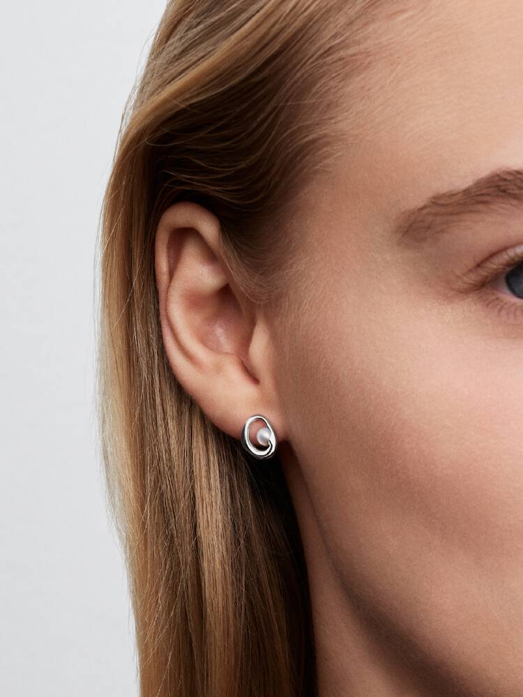 2026Q2D_collection_essence_go_con_ic_pdp_model_single_10_1x1_earring