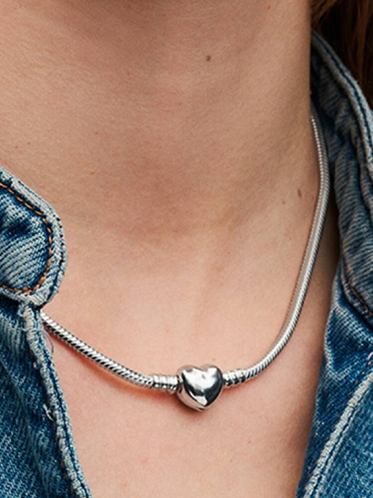 SS24_A_PDP_Model_Single_54_1x1_RGB_necklace