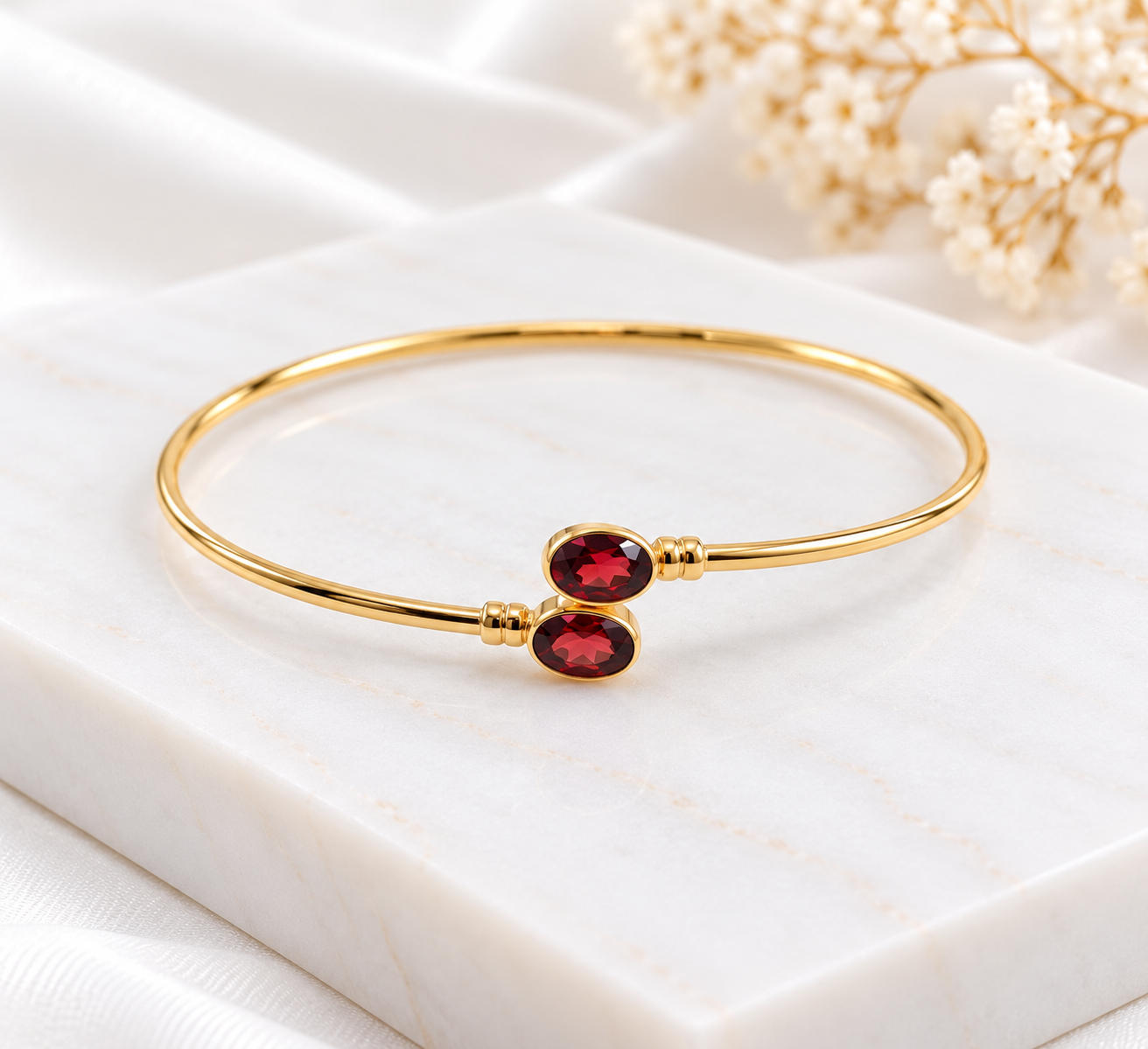 Bracelete dourado com gemas vermelhas