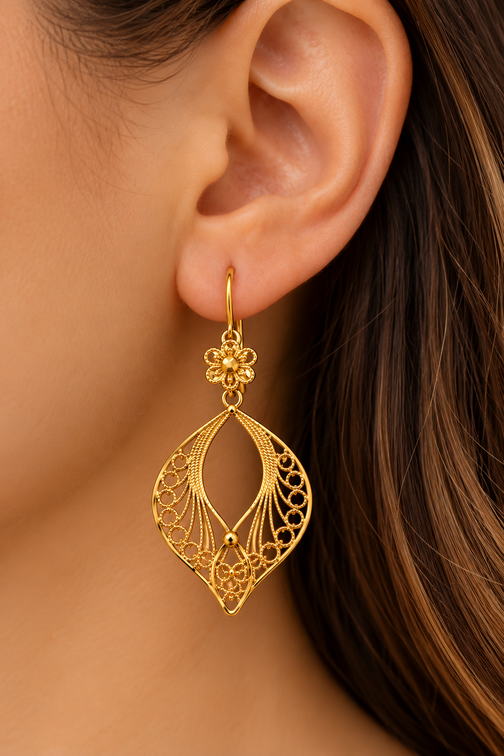 Brincos Pendulo Filigrana Ouro 19,2Kt na orelha