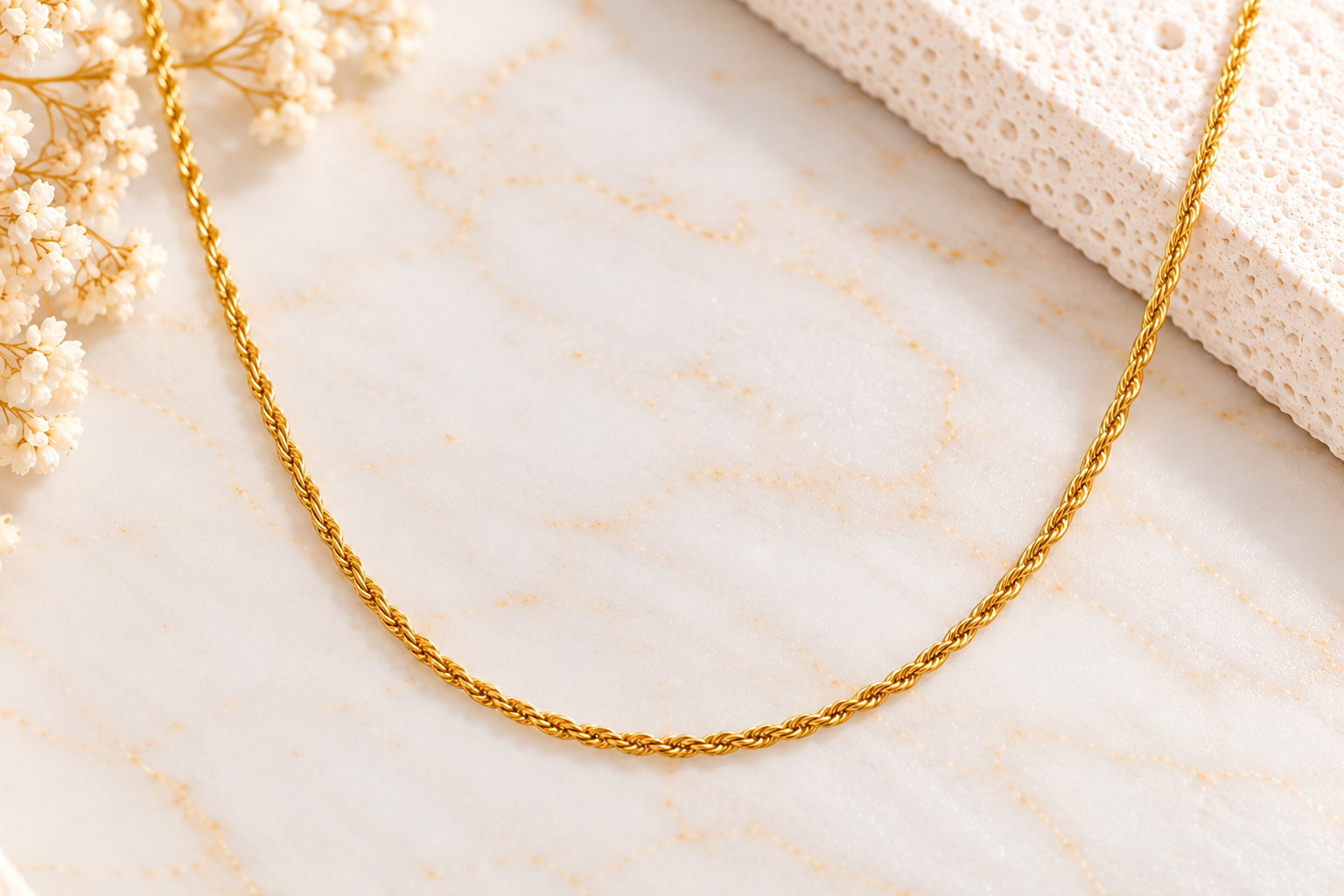 Colar Dourado em Fundo Marmoreado Cremoso