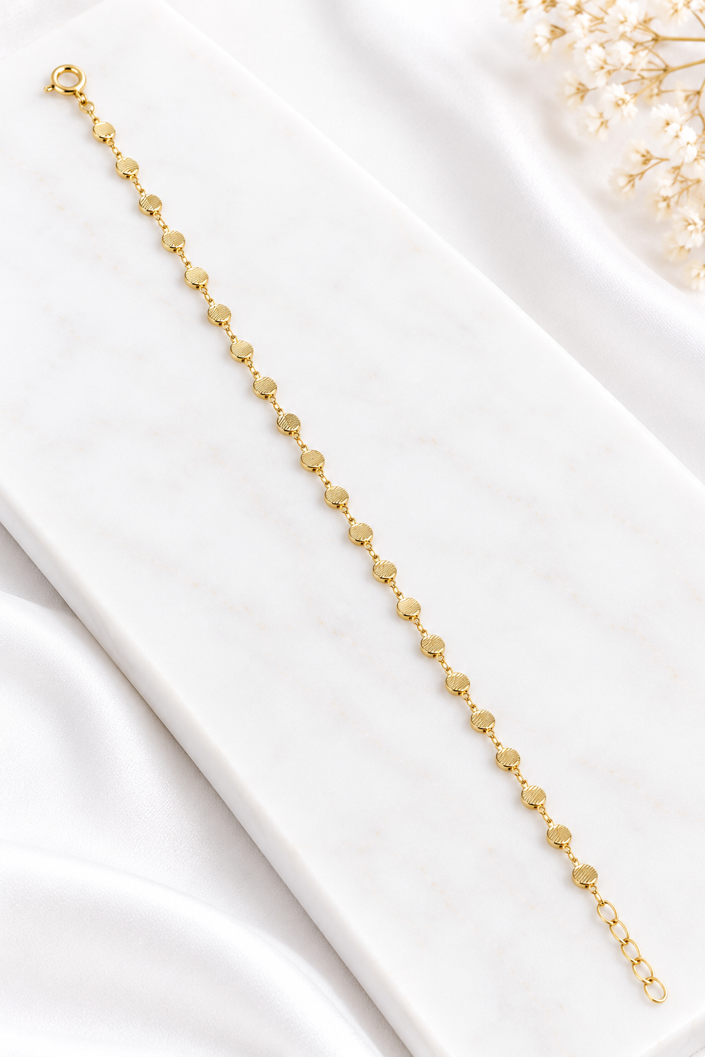 Pulseira Dourada sobre Mármore Branco